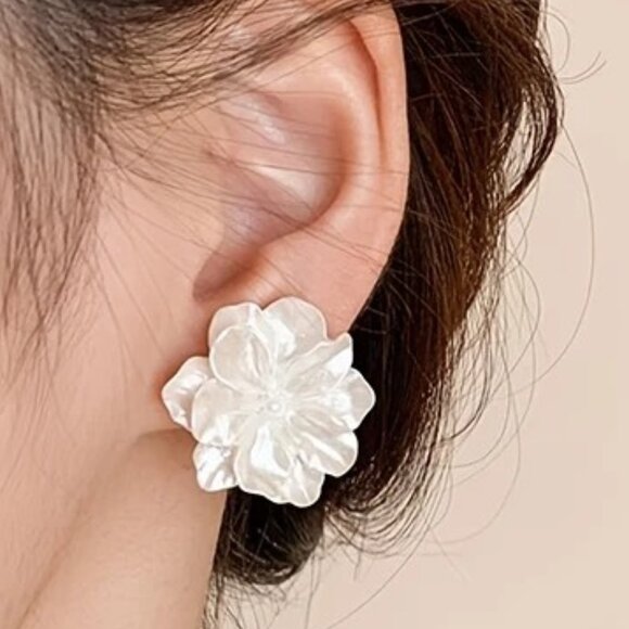 WHITE FLOWER CLIP EARRINGS - Picture 1 of 2